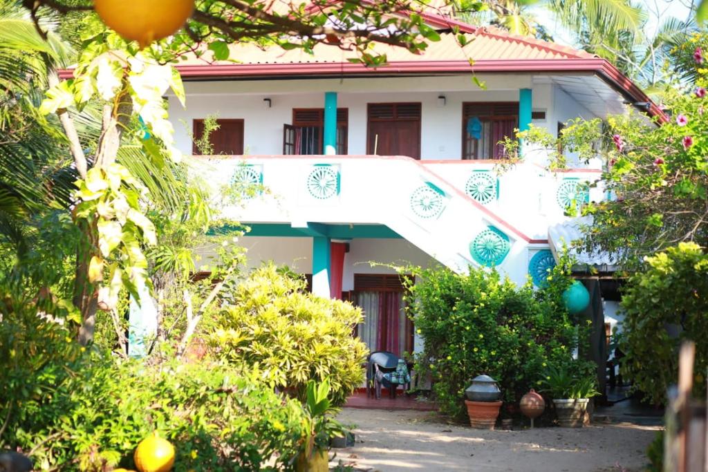 uma casa branca com uma escada em frente em Mallika Guest House em Tangalle