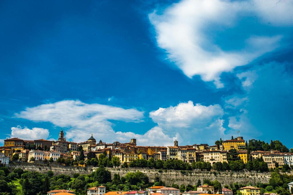 Výhľad na mesto Bergamo alebo výhľad na mesto priamo z v penzióne/hostinci