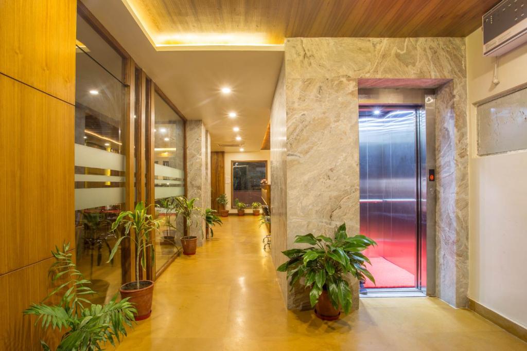un pasillo con macetas y una puerta de cristal en Hotel Portland, en Pokhara
