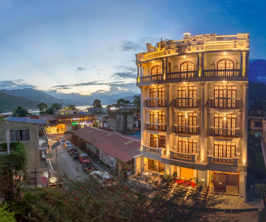 un edificio en una ciudad por la noche en Hotel Portland en Pokhara