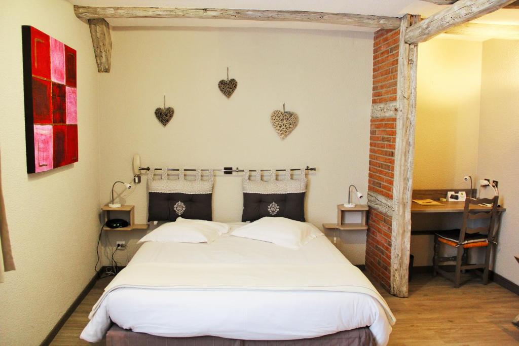 Postel nebo postele na pokoji v ubytování Hostellerie au Cygne