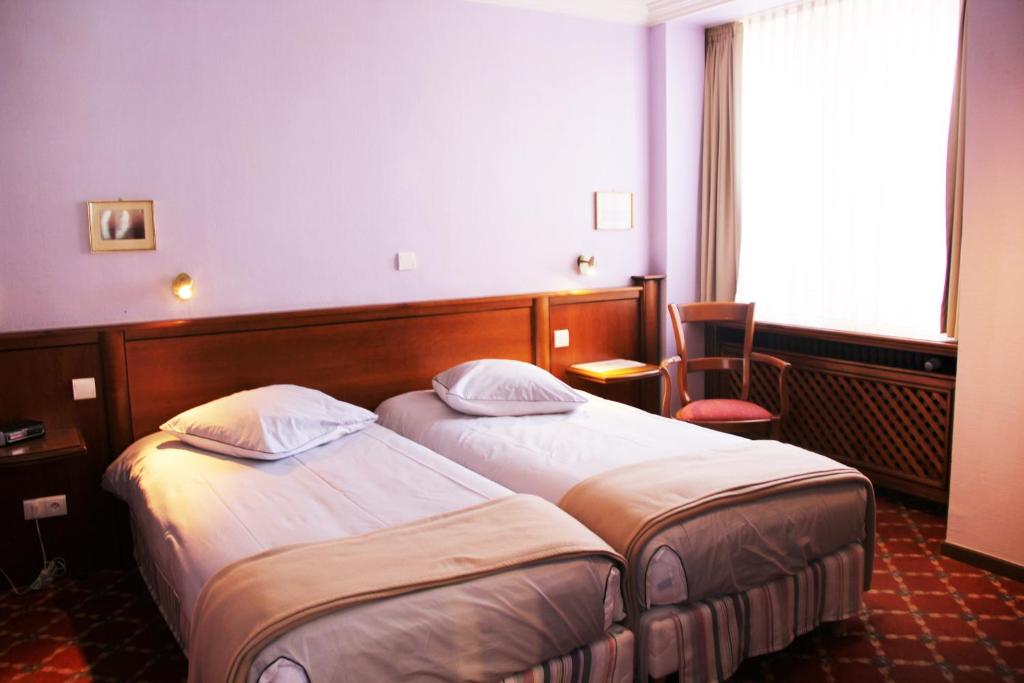 Postel nebo postele na pokoji v ubytování Hostellerie au Cygne