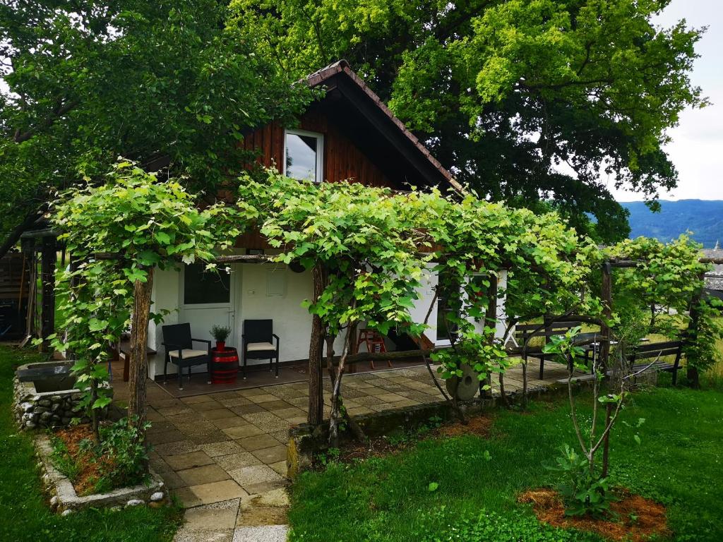 Ein Haus mit einem Haufen Bäume davor in der Unterkunft Guesthouse ANKL in Lesce