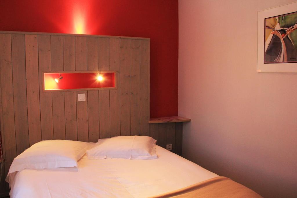 Postel nebo postele na pokoji v ubytování Hostellerie au Cygne