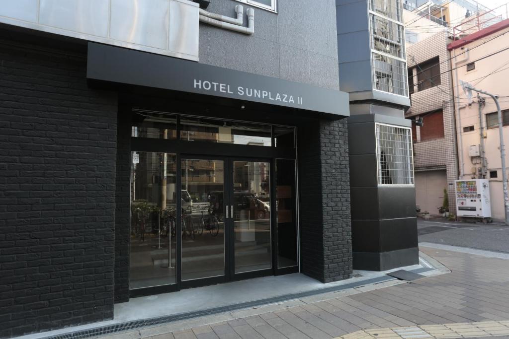 una entrada de hotel con puertas de cristal en un edificio en Hotel Sunplaza 2, en Osaka