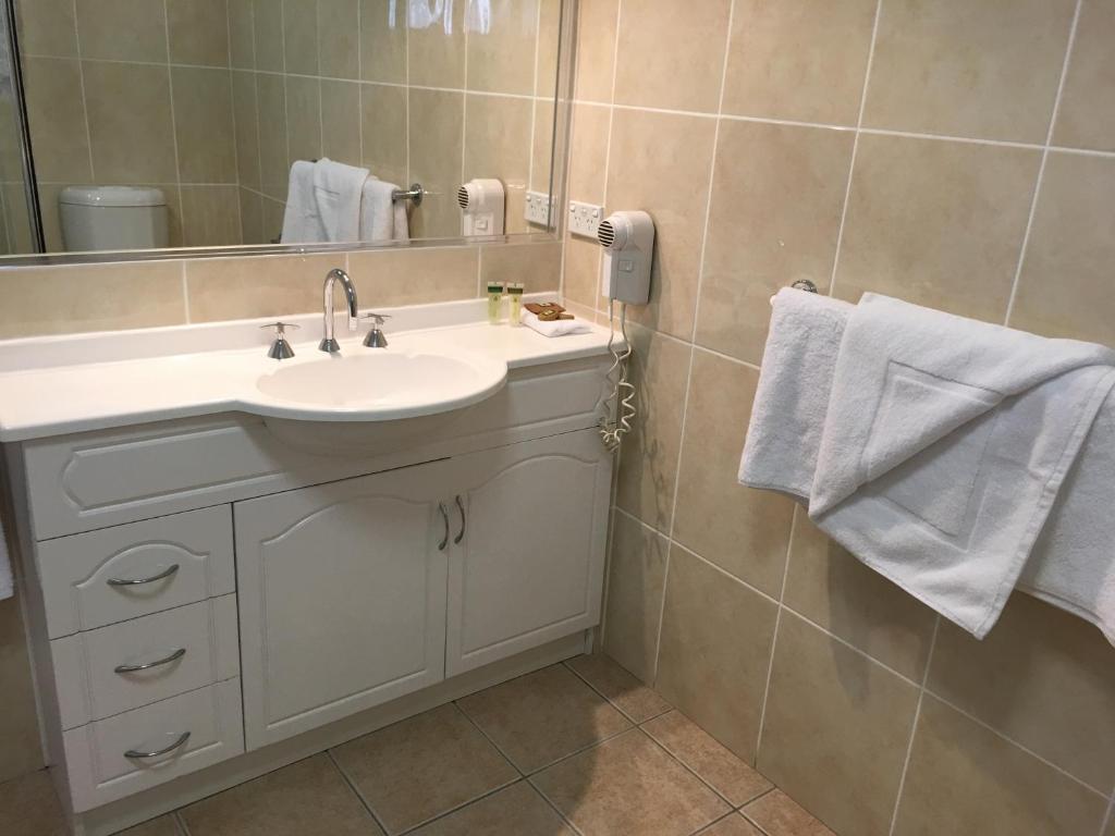 Ein Badezimmer in der Unterkunft Tuckerbox Motor Inn