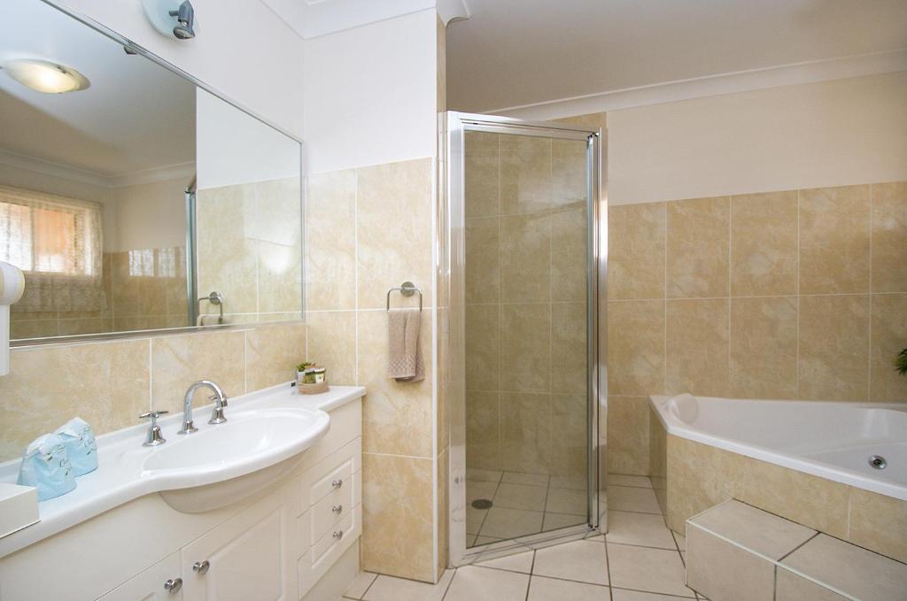 Ein Badezimmer in der Unterkunft Tuckerbox Motor Inn
