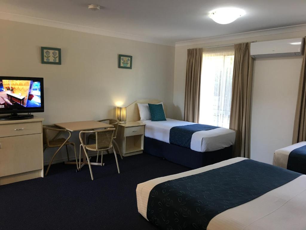 Ein Bett oder Betten in einem Zimmer der Unterkunft Tuckerbox Motor Inn