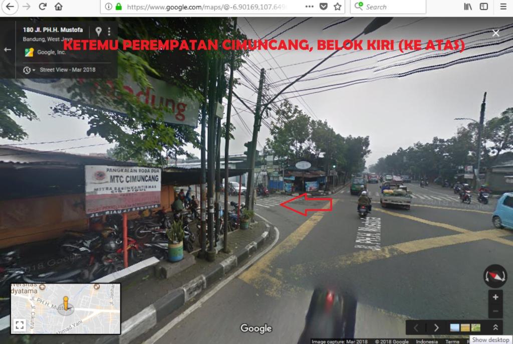 a view of a city street with traffic and cars at Homestay Bumi Asri III Cikutra in Bandung