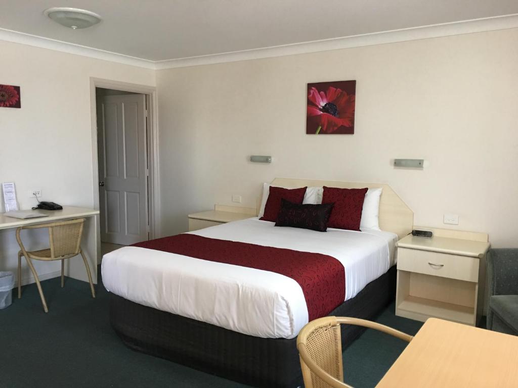 Ein Bett oder Betten in einem Zimmer der Unterkunft Tuckerbox Motor Inn