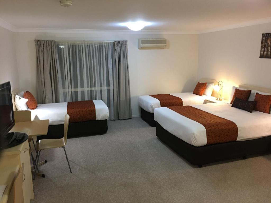 Ein Bett oder Betten in einem Zimmer der Unterkunft Tuckerbox Motor Inn