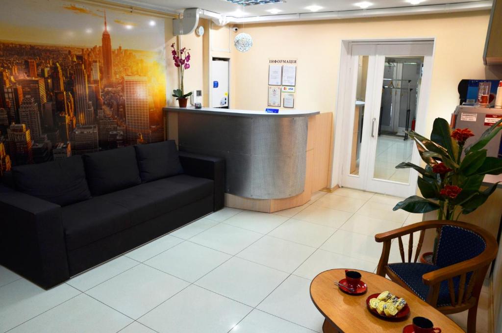 Hostel Good Night في خاركوف: غرفة معيشة مع أريكة وبار