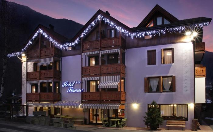 un gran edificio con luces encima en Hotel Serena, en Dimaro