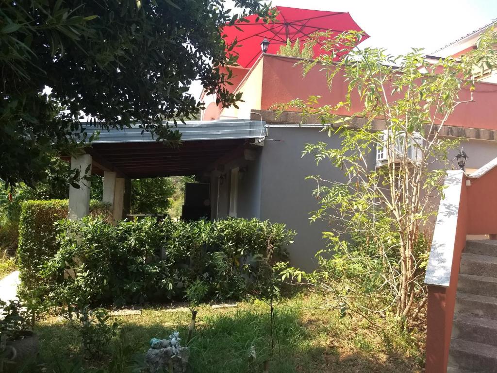 Vonkajšia záhrada v ubytovaní Apartman Tariba