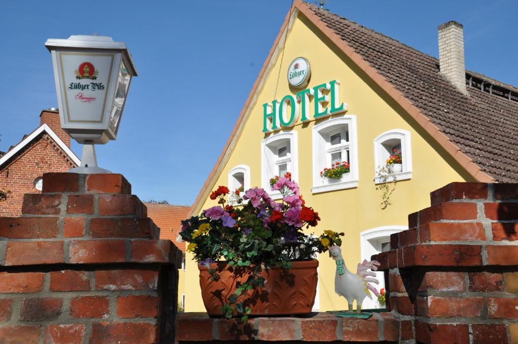une maison avec un pot de fleurs devant elle dans l'établissement Land Gut Berlinchen, à Berlinchen