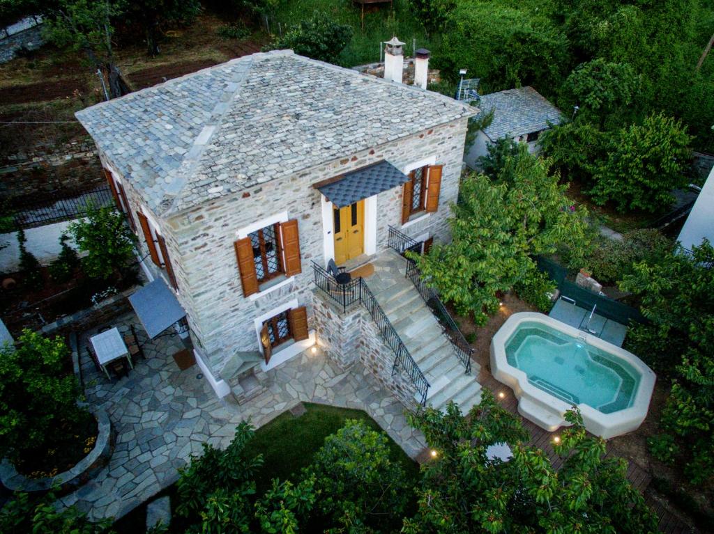 vista sul tetto di una casa con piscina di Villa Erifili by Pelion Esties a Agios Georgios Nilias