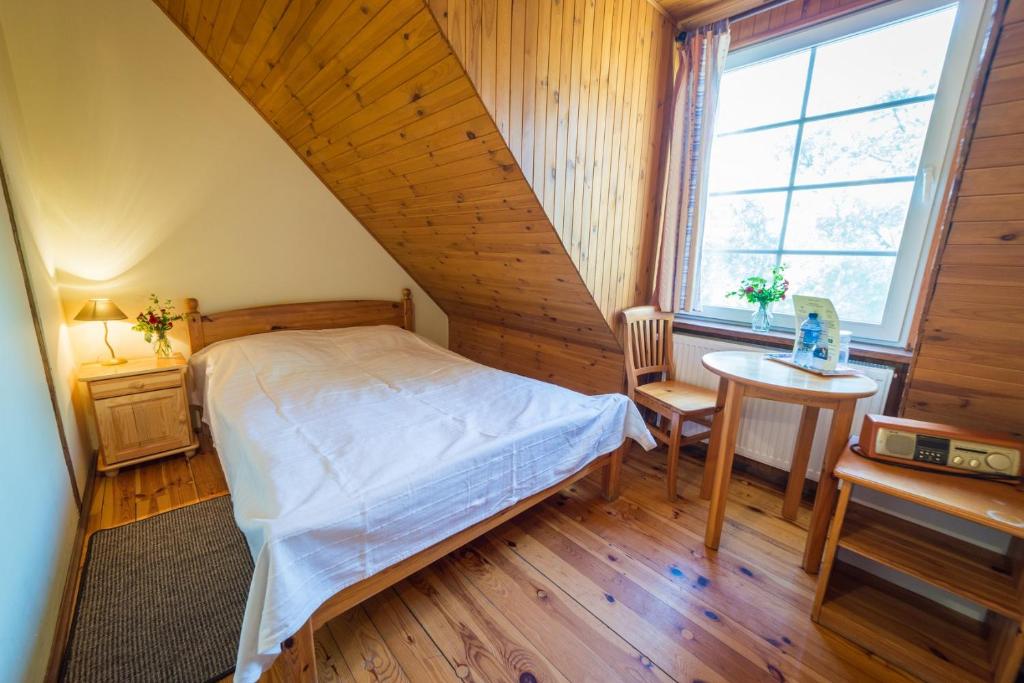Postel nebo postele na pokoji v ubytování Folwark Łuknajno nad Jeziorem Śniardwy Gospoda Dziedzictwo Kulinarne Warmia-Mazury