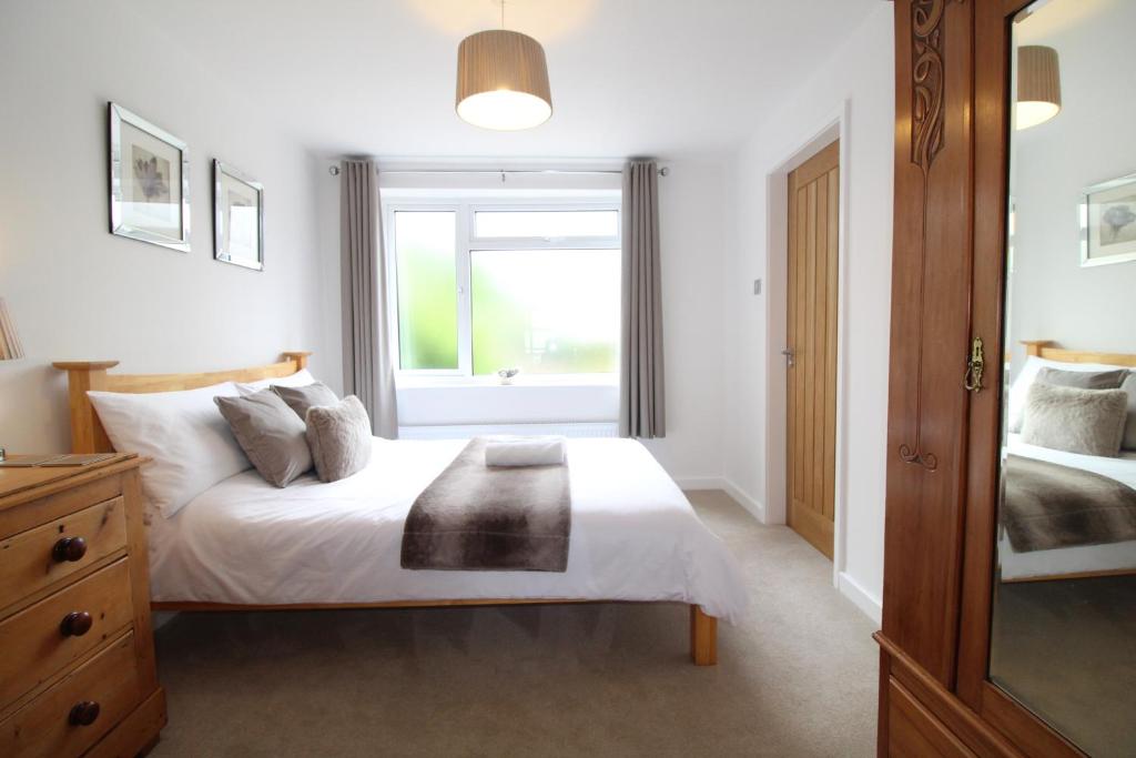 - une chambre avec un lit et une fenêtre dans l'établissement The annex at 44 Belvidere Road, à Shrewsbury