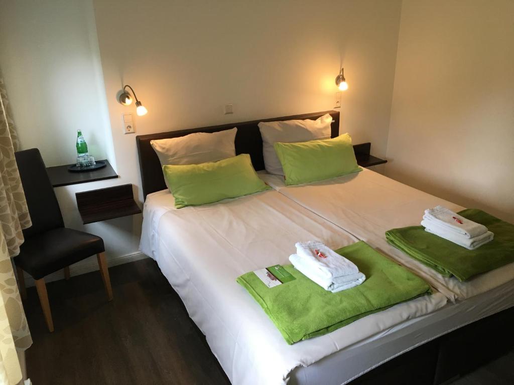Postel nebo postele na pokoji v ubytování Hotel Tau-Lünne