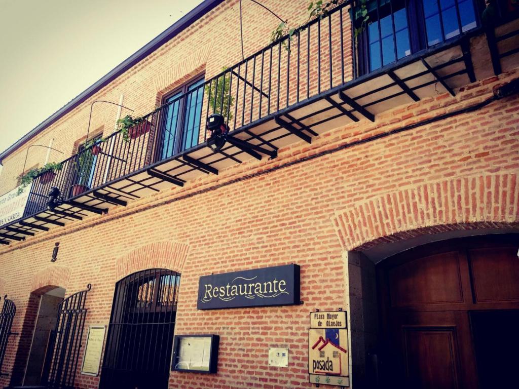 a sign on the side of a brick building at Posada Plaza Mayor de Alaejos in Alaejos