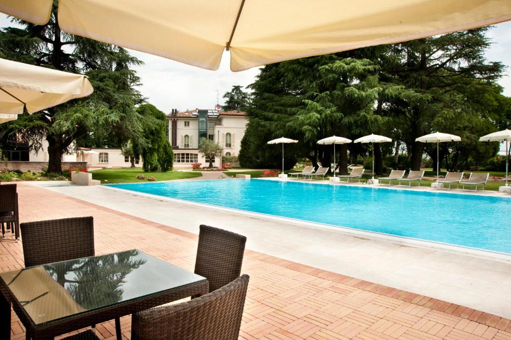 Basen w obiekcie Relais Villa Valfiore lub w pobliżu