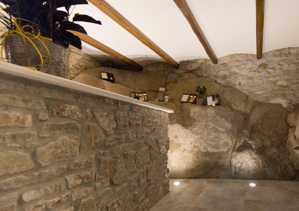 Cette chambre est dotée d'un mur en pierre. dans l'établissement Il Vecchio Frantoio, à Grottaminarda