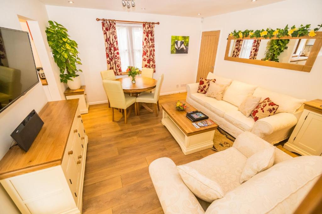 TV a/nebo společenská místnost v ubytování Badgers Den - Covehurst Bay Holiday Cottage