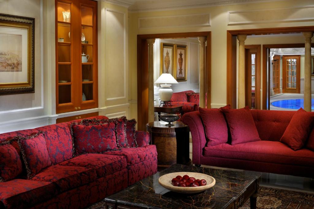 Гостиная зона в The Bristol Hotel by Royal Orchid Hotel Management