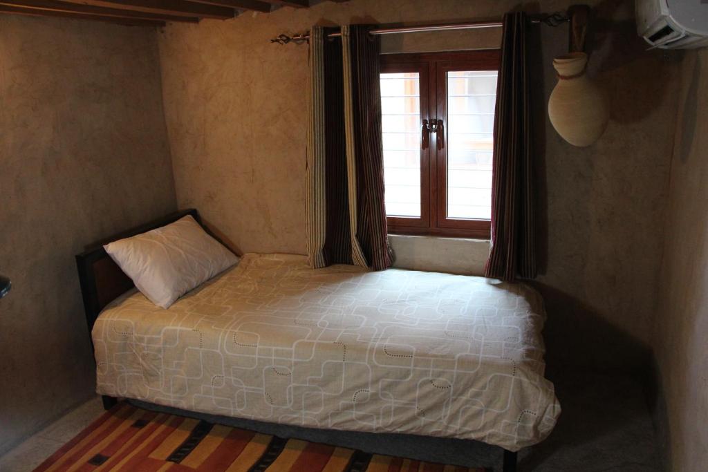 Postel nebo postele na pokoji v ubytování Durrat Al-Misfah Guest House
