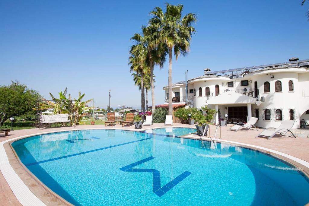 una gran piscina frente a un edificio en Meryem's Hotel en Kyrenia