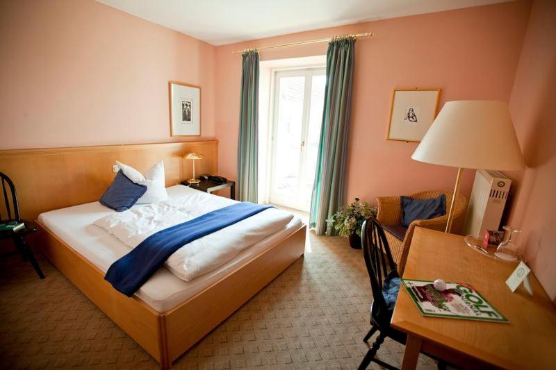 Postel nebo postele na pokoji v ubytování Altstadthotel Bad Griesbach