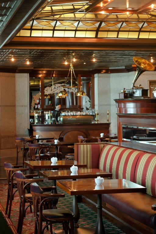 Ресторан / где поесть в The Bristol Hotel by Royal Orchid Hotel Management