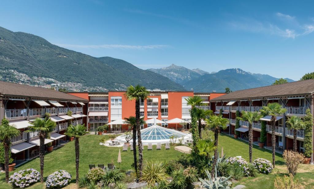 una imagen del patio de un complejo con palmeras en Hapimag Resort Ascona, en Ascona