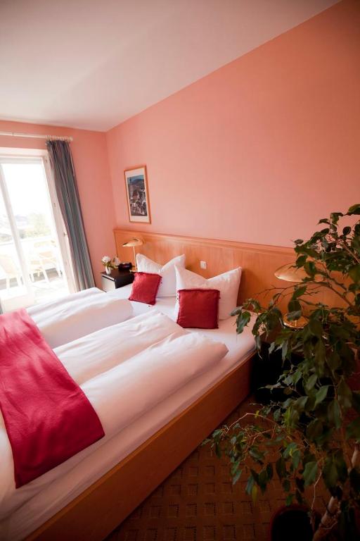 Postel nebo postele na pokoji v ubytování Altstadthotel Bad Griesbach