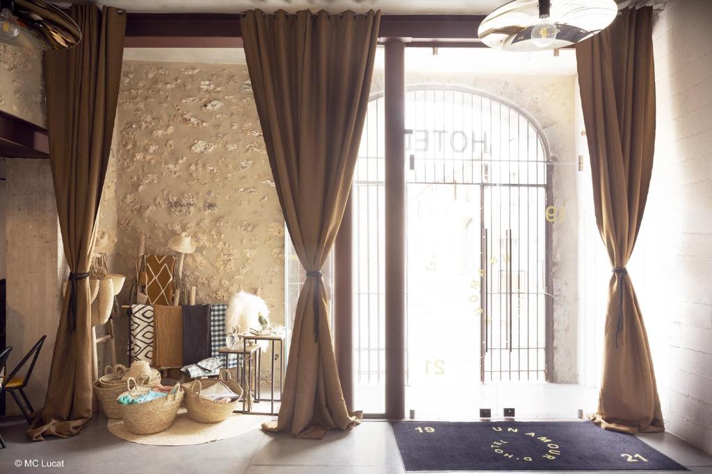 Postel nebo postele na pokoji v ubytování Le 19-21 - Un amour d'hotel