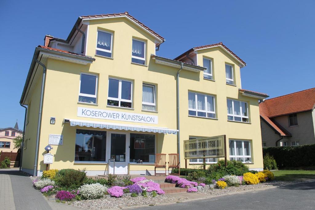 un edificio amarillo con un cartel que dice museumuseum kosciuszko en Strandnahe Ferienwohnungen mit Garten, en Ostseebad Koserow