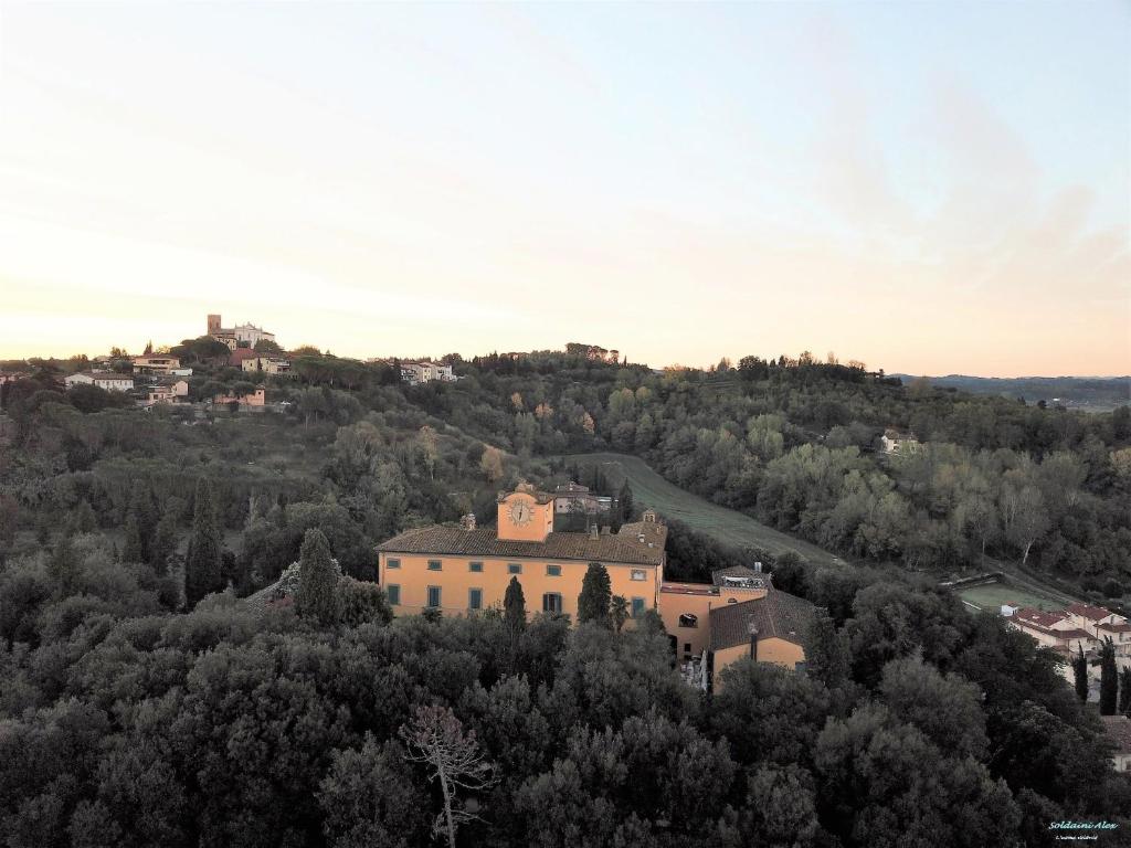 an estate in the middle of a forest at Villa Sonnino in San Miniato