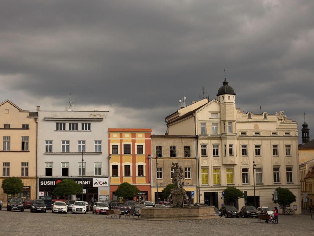 eine Gruppe von Gebäuden in einer Stadtstraße mit Autos in der Unterkunft M&C Apartmans in Olomouc