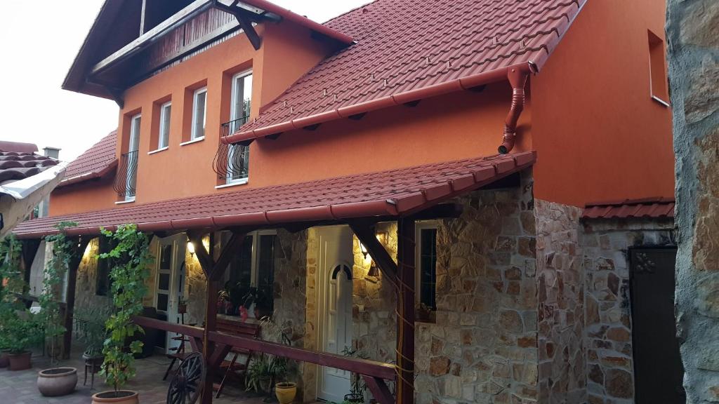 VerpelétにあるFőczény Pince és Vendégházの赤屋根のオレンジ色の家