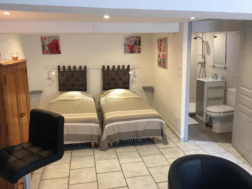 バルジュモンにあるLa Dolce Vita climatisation animal interditのベッドルーム1室(ベッド1台付)、バスルーム(シャワー付)が備わります。