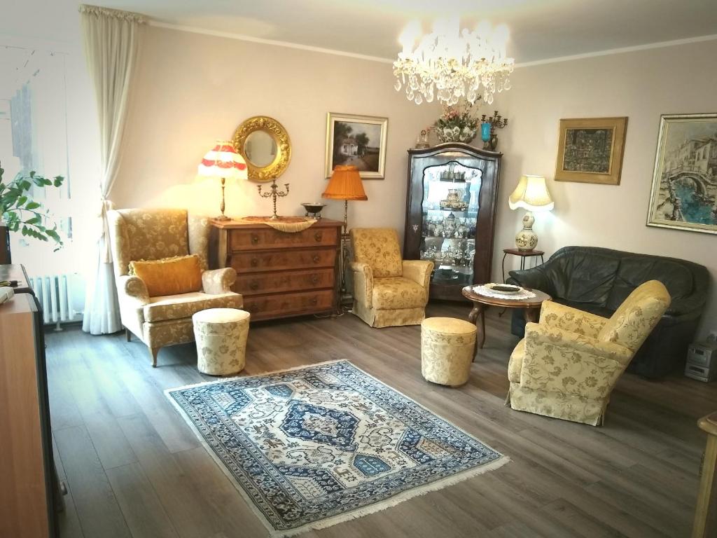 een woonkamer met meubilair en een kroonluchter bij Light, Spacious Apartment in the Heart of Belgrade in Belgrado