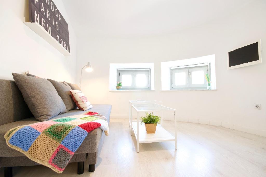 Televízia a/alebo spoločenská miestnosť v ubytovaní MalagaUrbanRooms - Central Suites