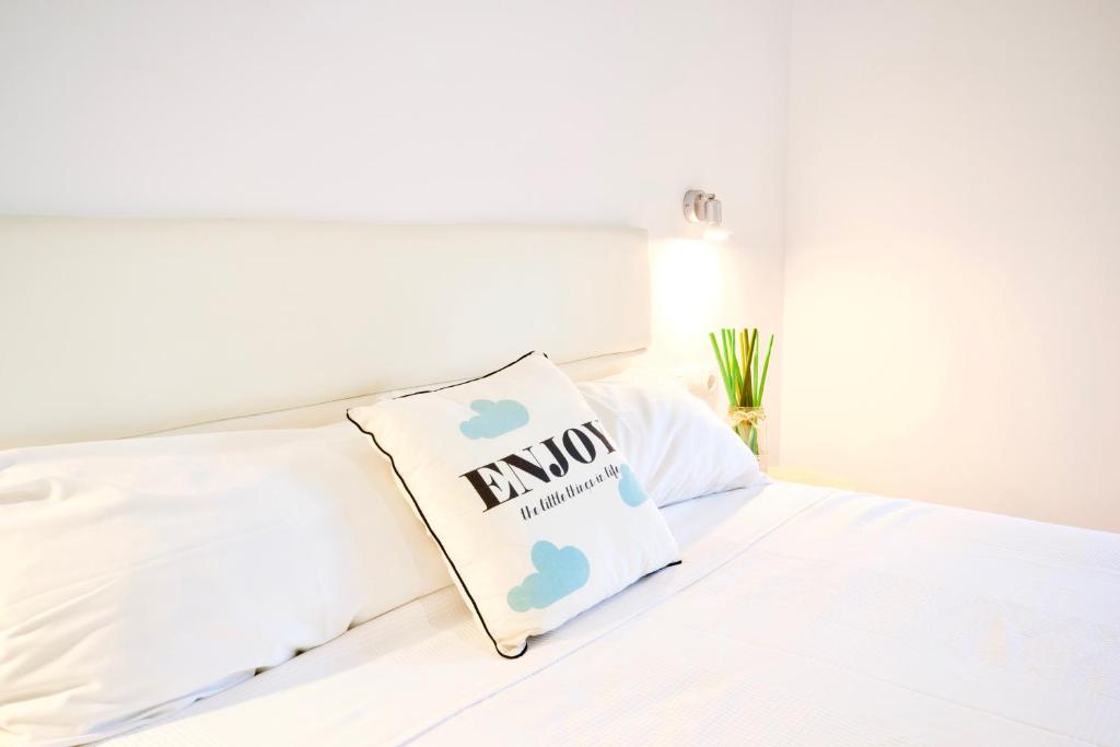 Posteľ alebo postele v izbe v ubytovaní MalagaUrbanRooms - Central Suites