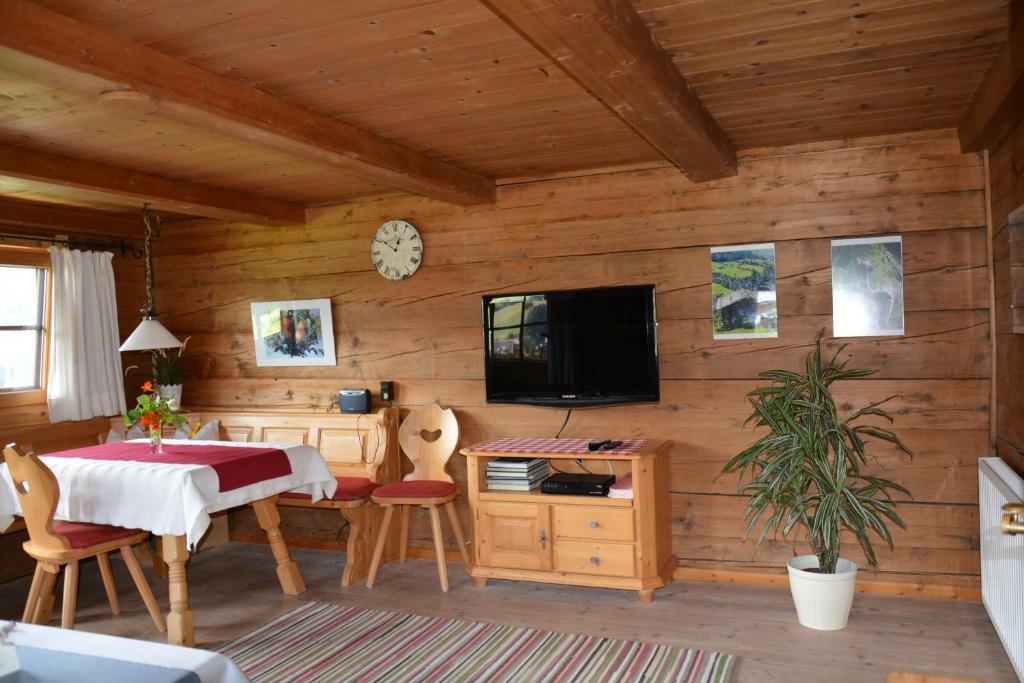 TV a/nebo společenská místnost v ubytování Apartment Acker