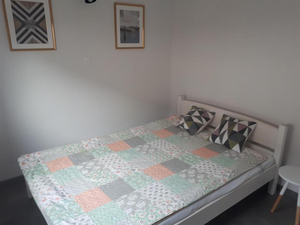 Postel nebo postele na pokoji v ubytování SOWI KĄT domki i apartamenty