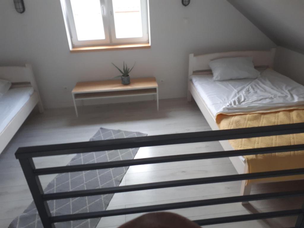 Postel nebo postele na pokoji v ubytování SOWI KĄT domki i apartamenty