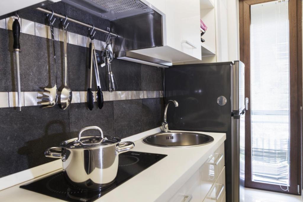 A kitchen or kitchenette at Residenza Talenti Superior Rooms