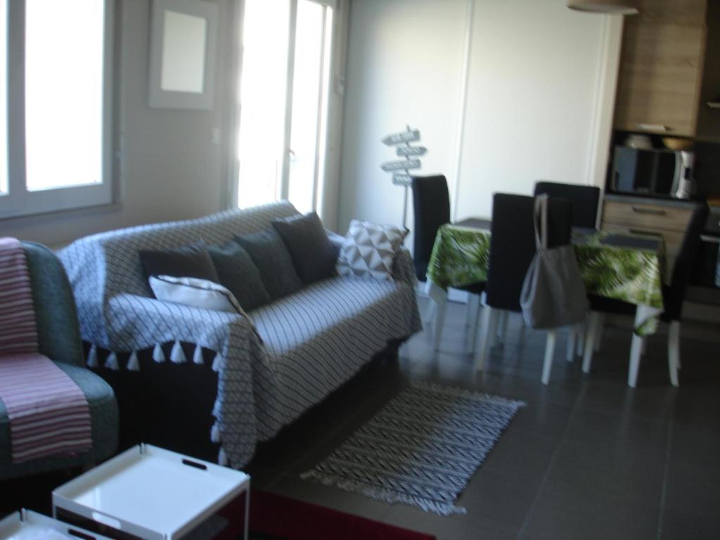- un salon avec un canapé et des chaises dans l'établissement Studio Centre Ville Office De Tourisme, à Bayonne