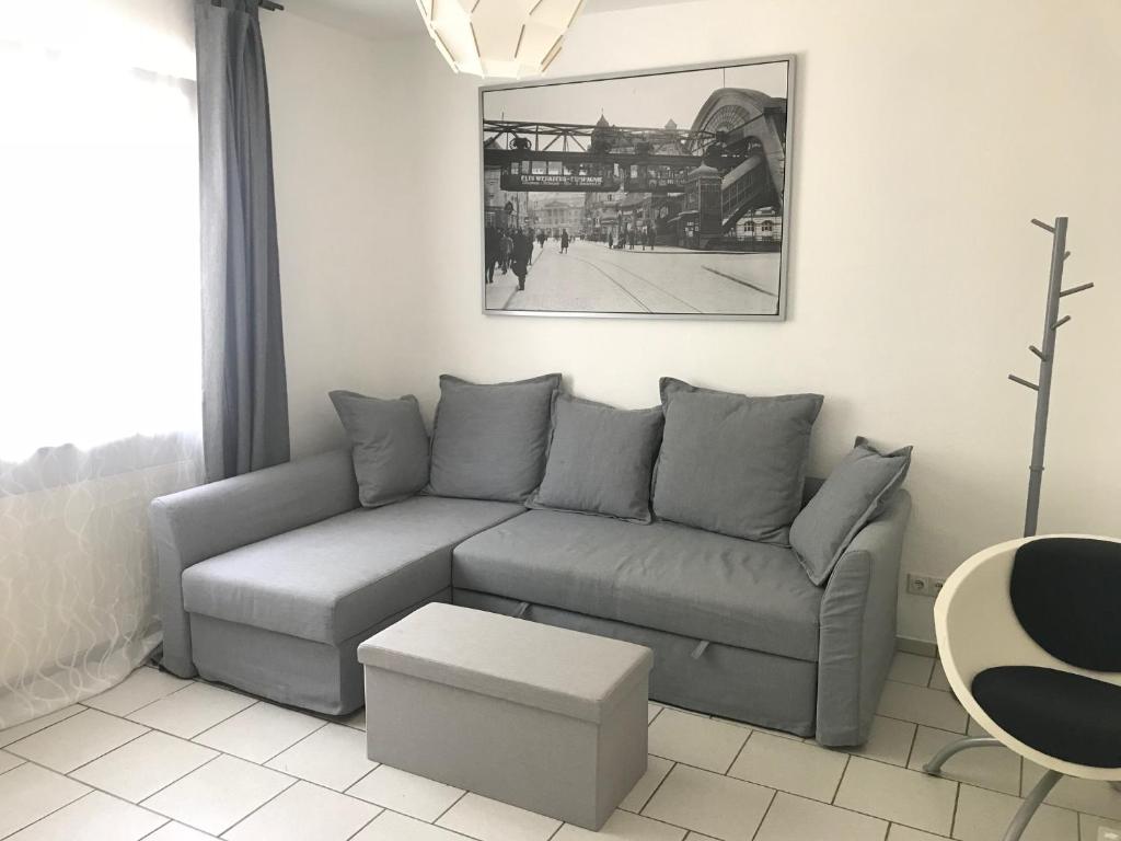 ヴッパータールにある1 Zimmer Wohnung mit Küche und Bad in Wuppertal Ferienwohnungのリビングルーム(ソファ、テーブル付)