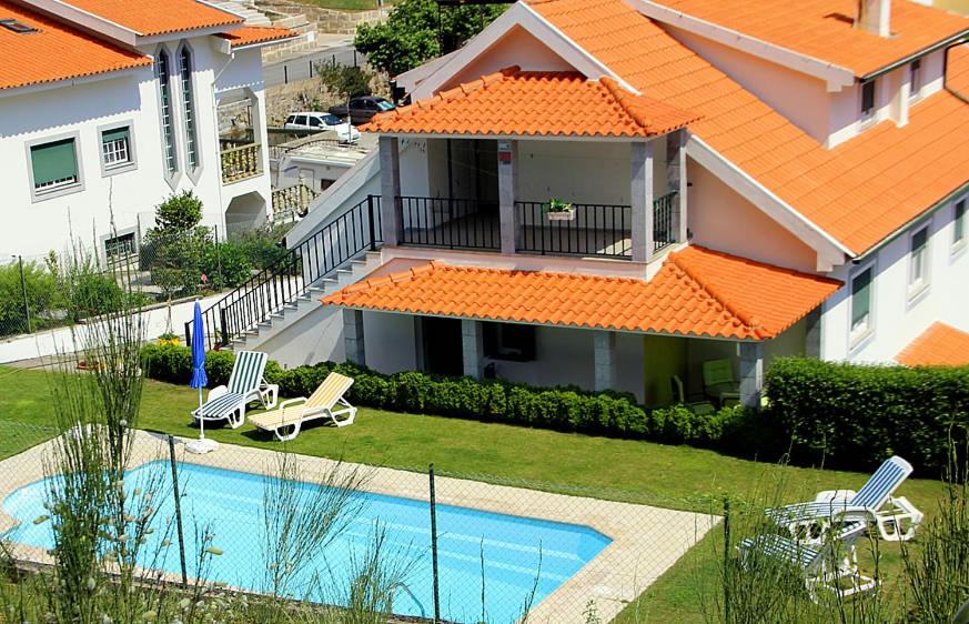 uma vista area de uma casa com piscina em Terra Mista Alojamento Local em Gouveia